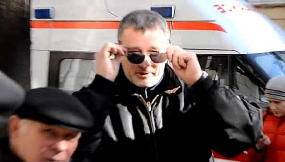 Пальчевский на Шелковичной отнимает телефоны и ловит агентов ФСБ (ВИДЕО)