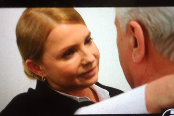 Тимошенко пришла к Шустеру без косы и на костылях с катафотом (ФОТО)