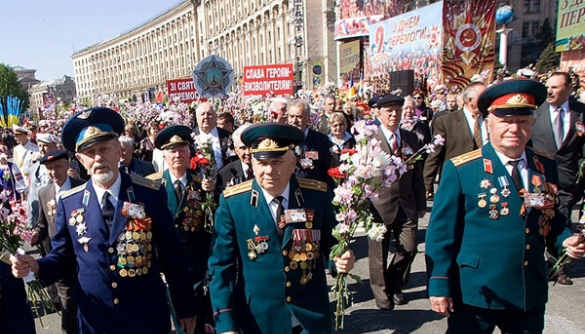 Журналисты рассказали, что думают о георгиевских ленточках, Дне Победы и российских сериалах