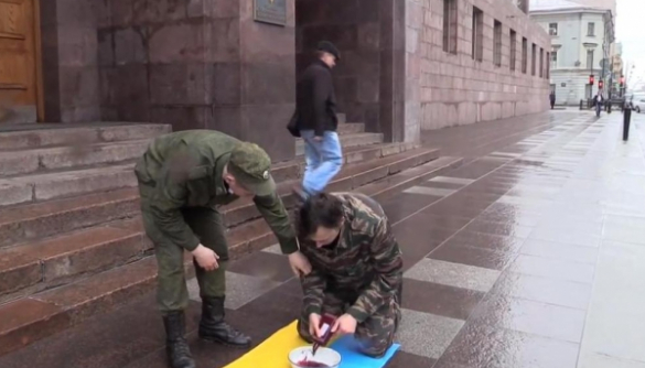 Россиянин с украинским флагом умылся кровью под окнами ФСБ (ВИДЕО)