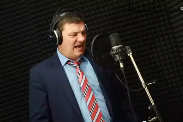 Российский депутат с песнями рекламирует танки и истребители «Правого сектора» (ВИДЕО)