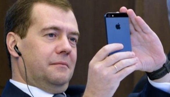 «Айфоня» Медведев решил, что включить мозги бюрократов так же легко, как отключить Facebook и Twitter