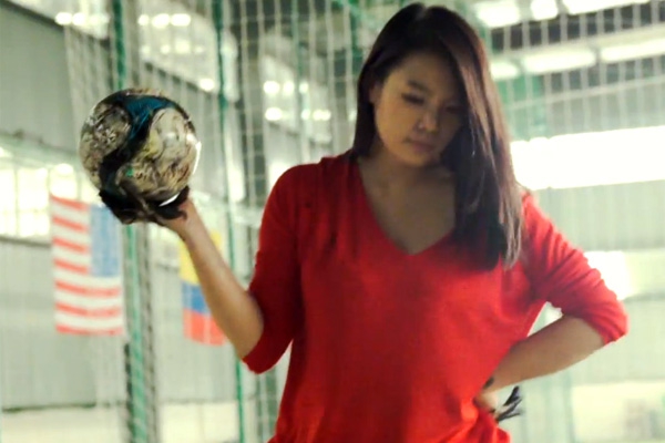 Зацените красоту игры! Что может сделать девушка с мячом (ВИДЕО)