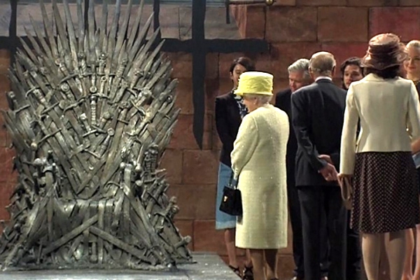 Создатели «Игры престолов» подарили железный трон королеве Великобритании (ФОТО)