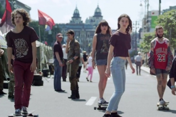 Британцы сняли хипстерский клип про «Беркут», Майдан и молодежь на скейтах (ВИДЕО)