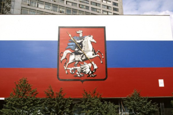 В России запретят украшать порнофильмы гербом, флагом и гимном Москвы