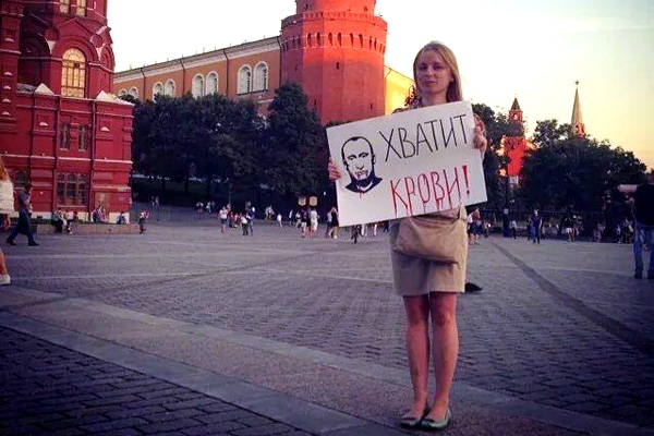 Редактор «Эха Москвы» вышла на Манежную площадь с кровавым упырем Путиным