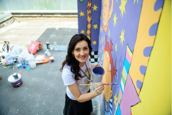 Соломия Витвицкая разрисовала стену травматологии фиолетовой краской (ФОТО)