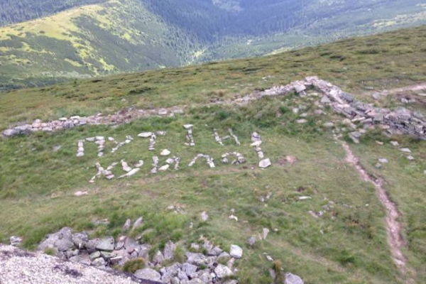 Карпатская гора Піп Іван рассказывает всем птицам и летчикам, кто такой Путин (ФОТО)