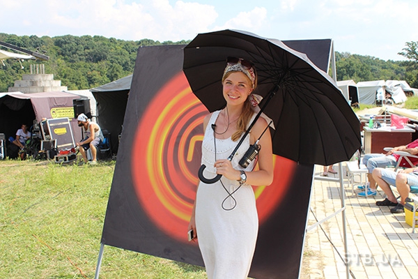 Экс-участница «Холостяка» устроилась носить зонтик за Эктором Хименесом-Браво (ФОТО)