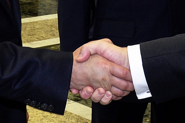 «Да пусть хоть целуются!»: журналисты рассказали, что думают о рукопожатии Порошенко и Путина
