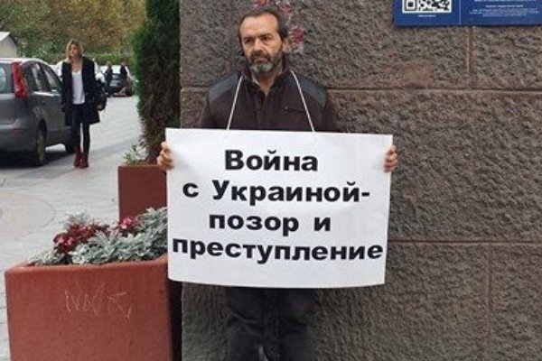 «Всех шестерых «путинцев» я запомнил поштучно...»: Шендерович рассказал, как стоял с плакатом на Тверской