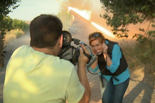 Африканская журналистка Russia Today cкалит зубы на фоне стреляющего по украинцам ГРАДа (ФОТО)