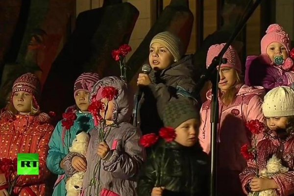 «В Машеньку попал вчера снаряд»: дети Донбасса читают садистские стишки про ликующего Порошенко (ВИДЕО)