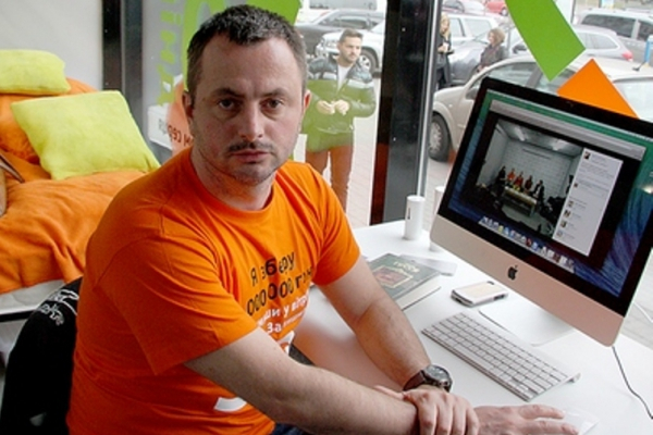 Шоумен и блогер Максим Бахматов ради детей переехал в магазин на Крещатике (ВИДЕО)