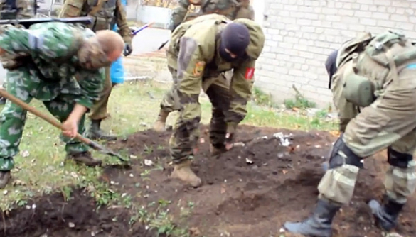 Журналиста Russia Today боевики «ДНР» живьем закопали в землю (ВИДЕО)