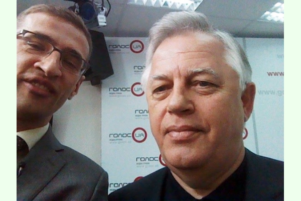Журналист канала "Украина" объяснил Петру Симоненко, что такое селфи
