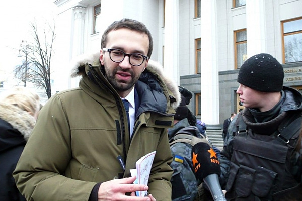 Пуховик против ватников: СМИ троллят Сергея Лещенко за дорогую куртку