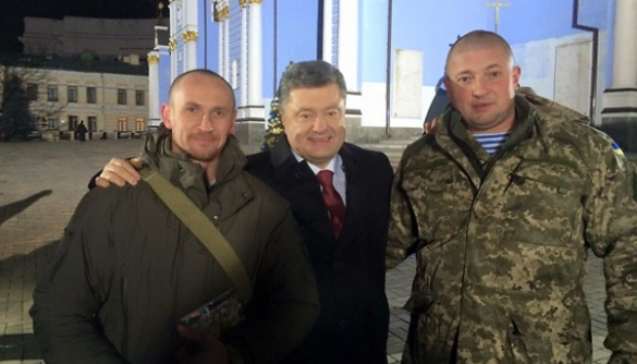 Порошенко поздравит украинцев с Новым годом в компании киборгов (ФОТО)