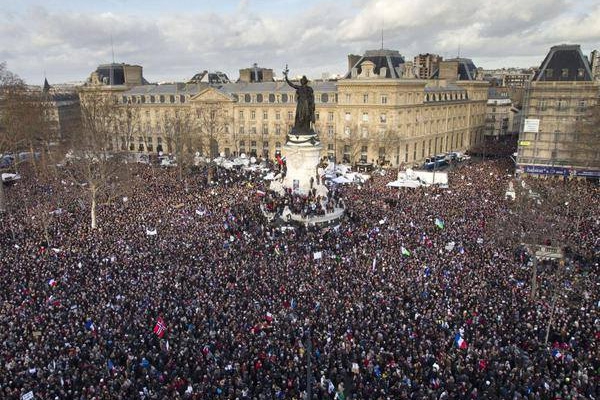 Миллионы французов вышли на улицы с карандашами  в память о журналистах Charlie Hebdo (ФОТО)