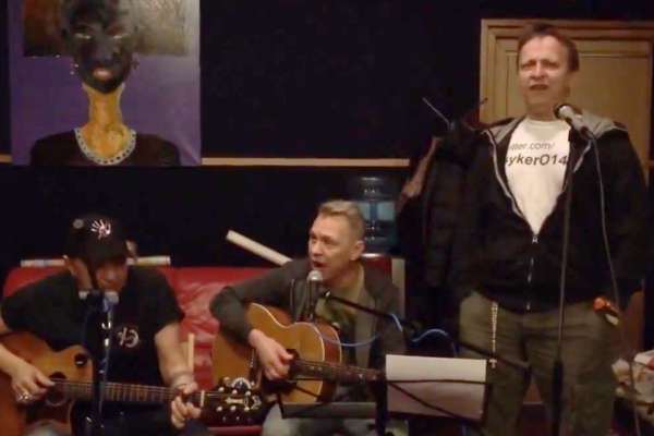 Охлобыстин, Гарик Сукачев и Скляр спели для Донецка песню об изгнании фашистов с Украины (ВИДЕО)