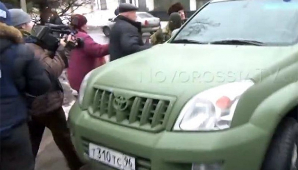 Украинских военнопленных в Донецке возят на машине пиарщика Ахметова?