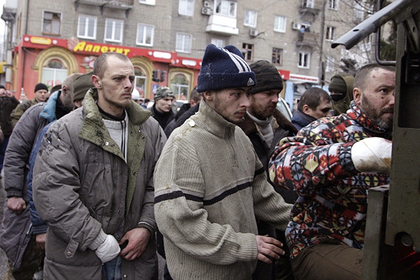 Как российские журналисты допрашивают украинских пленных