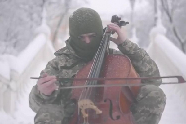 Музыка воинов: как звучит гимн Украины на виолончели (ВИДЕО)
