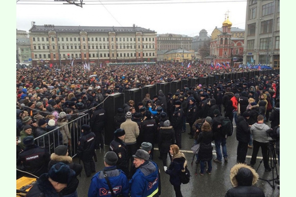 Москва проснулась:на марше скандируют "Россия без Путина" и "Путин -убийца"