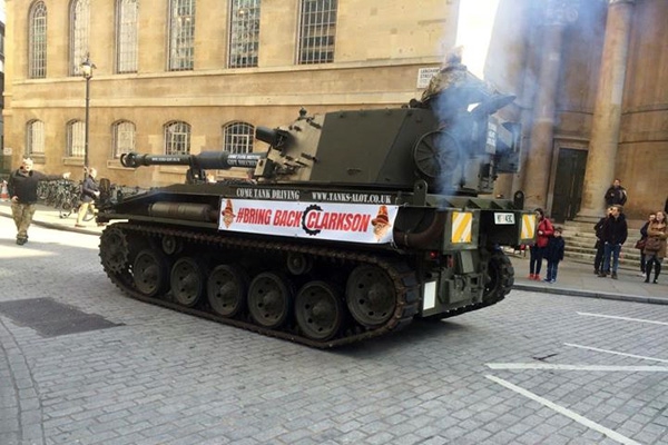 Миллион подписей в поддержку ведущего Top Gear доставили в офис ВВС на танке