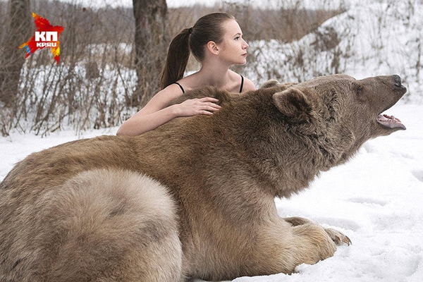 Российские модели настолько суровы, что обнимаются и целуются с живыми медведями (ФОТО)