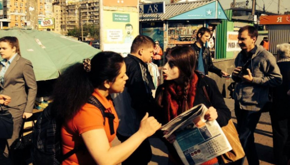 Читатели газеты «Вести» избили киевских активисток
