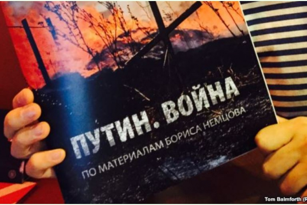 Российские оппозиционеры завершили доклад Немцова о войсках РФ в Украине