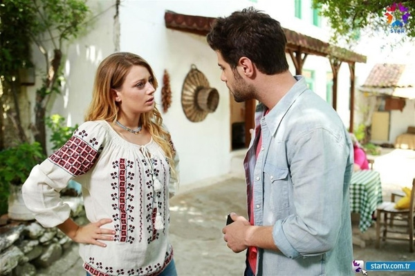 Турецкий сериал одел «сельскую красавицу» в украинскую вышиванку