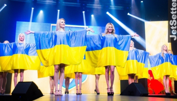Праздник пергидроля. Двадцать блондинок изобразили флаг Украины, соблазняя Решетника и Потапа(ФОТО)