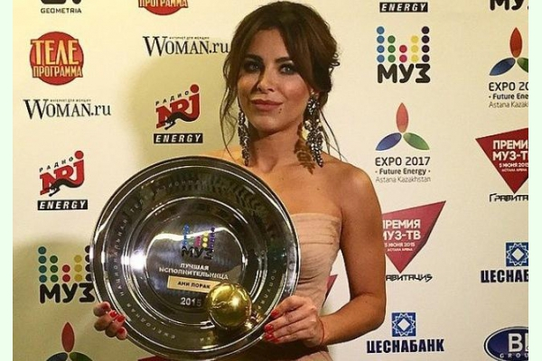 Ани Лорак признали лучшей певицей России