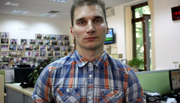 Из-за поребрика: избитый в «ДНР» журналист «Новой газеты» уже фотографируется в баре с Бородаем (ФОТО)