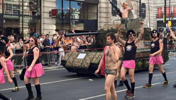 Журналисты засекли полуобнаженного Путина на гей-параде в Лондоне (ФОТО)