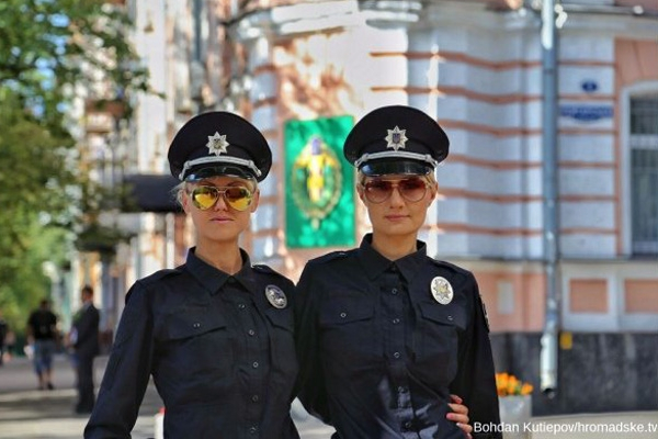 Журналист «Громадського ТБ» удивил фотографиями девушек-полицейских