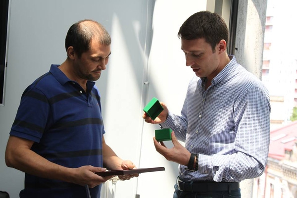 Руководитель «Нового канала» подарил сотрудникам сердечки и шарики за верную службу (ФОТО)