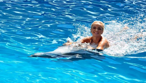 Лилия Ребрик поплавала с дельфинами на съемках нового сезона «Танцюють всі» (ФОТО)