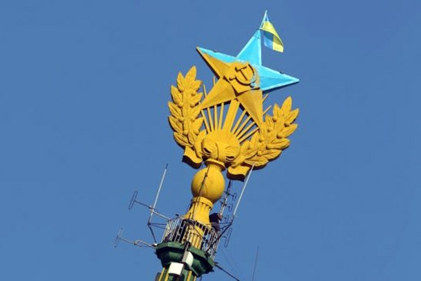 «Своим прыжком должны были привлечь»: за желто-голубую звезду Мустанга в Москве сажают невиновных