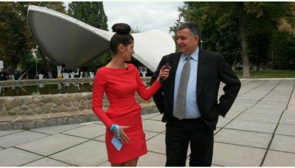 Журналистка канала «112» поразила умением прятать микрофон под платье (ФОТО)