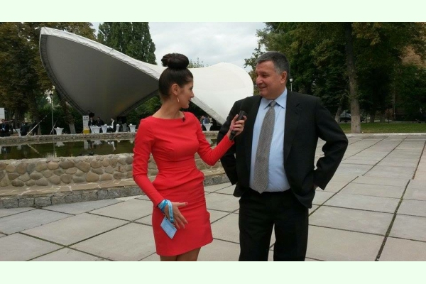 Журналистка канала «112» поразила умением прятать микрофон под платье (ФОТО)