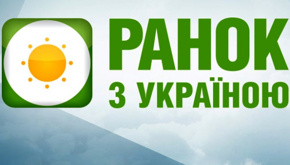 Что делает в студии ведущая канала «Украина», пока ее не видят зрители (ФОТО)