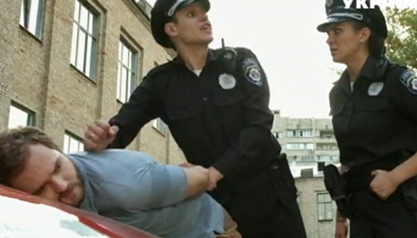 Плюшевые наручники и девичья память: на канале «Украина» высмеяли новую полицию
