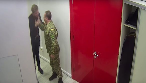 В коридоре телеканала ZIK произошла стычка между депутатом от БПП и представителем Зеленского В коридоре телеканала ZIK произошла стычка между депутатом от БПП и представителем Зеленского