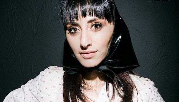 Ведущая пост-шоу &laquo;Холостяка&raquo; заинтриговала поклонников снимком в свадебном платье