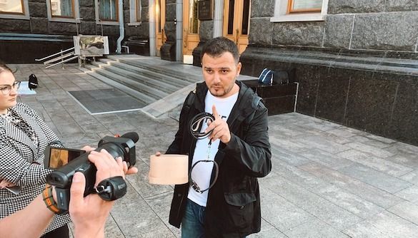 Головред &laquo;Ісландії&raquo; передав у подарунок Зеленському намордник та повідок &laquo;для роботи з Юлією Мендель&raquo;