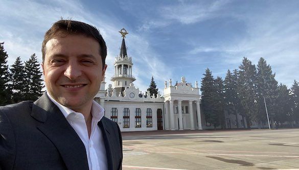 Володимир Зеленський відвідав «Вечірній квартал», де йому виставили претензії за відсутність «посадок» Володимир Зеленський відвідав «Вечірній квартал», де йому виставили претензії за відсутність «посадок»